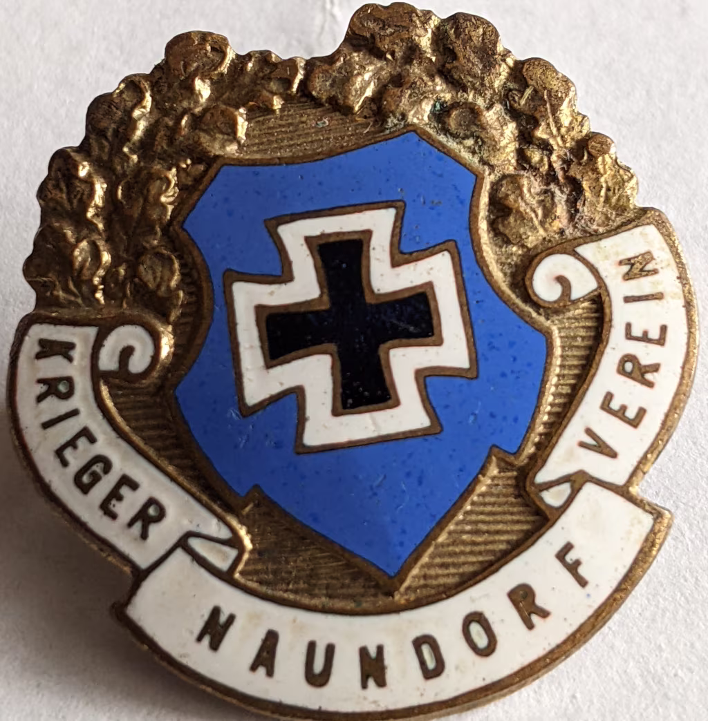 ../_images/kriegerverein-naundorf-anstecker.avif
